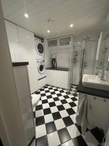 a bathroom with a black and white checkered floor at Villa close to Granåsen in Trondheim