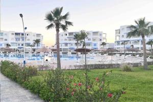 Piscina de la sau aproape de Lili's Home Cabo Negro apartment