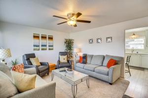 Istumisnurk majutusasutuses Charming Orem Home with Yard - Near BYU and UVU!