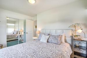 Voodi või voodid majutusasutuse Charming Orem Home with Yard - Near BYU and UVU! toas