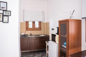 eine Küche mit einer Spüle und einem Kühlschrank in der Unterkunft Fira Central Budget Room and Kitchen in Fira