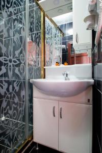 een badkamer met een wastafel en een glazen douche bij Californiacityhotel in Istanbul