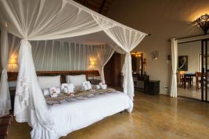 Un dormitorio con una cama blanca con dosel. en Naledi Lodges, en Balule Game Reserve 67 fotos más