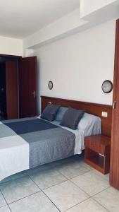 een slaapkamer met 2 bedden en blauwe kussens bij Fondaco House in Fondachello