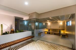 Un baño con ducha de cristal y lavabo. en Hotel Irotama Reservado, en Santa Marta