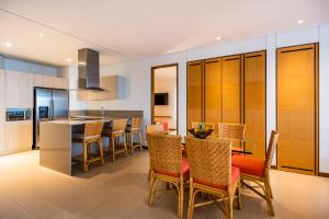 Una cocina y un comedor con mesa y sillas. en Hotel Irotama Reservado, en Santa Marta