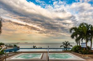 Una vista del océano desde el balcón de un resort. en Hotel Irotama Reservado, en Santa Marta