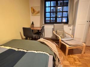 a bedroom with a bed and a table and chairs at Stilvoll mitten Neu-Isenburg in Neu Isenburg