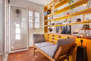 Ruang duduk di Duquesa port studio apartment - bright sunlit terrace
