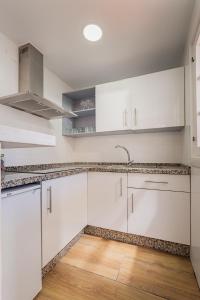 Η κουζίνα ή μικρή κουζίνα στο Duquesa port studio apartment - bright sunlit terrace