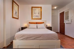 Ένα ή περισσότερα κρεβάτια σε δωμάτιο στο Duquesa port studio apartment - bright sunlit terrace