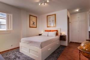 Ένα ή περισσότερα κρεβάτια σε δωμάτιο στο Duquesa port studio apartment - bright sunlit terrace