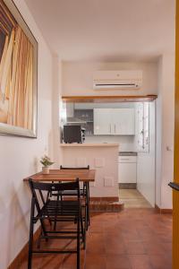 Η κουζίνα ή μικρή κουζίνα στο Duquesa port studio apartment - bright sunlit terrace +19 φωτογραφίες