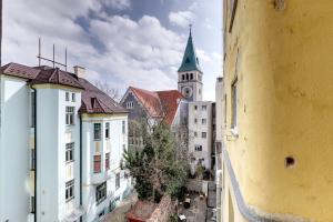 ブラチスラヴァにあるSTAR stylish apartment on the famous Bratislava pedestrian zoneの時計塔のある街並み