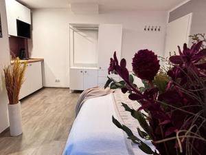 Una habitación con una cama con flores púrpuras. en Gemütlich mitten in Neu-Isenburg en Neu Isenburg
