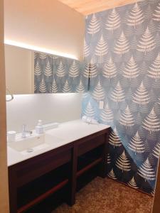 baño con lavabo y pared en ホテル　レヴィベース思案橋 en Nagasaki