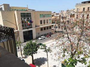 vistas a una calle de una ciudad con edificios en Il balcone sulla piazza, en Gela