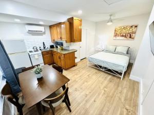 a small apartment with a kitchen and a dining table at Progresso Apts by Lowkl in Fort Lauderdale