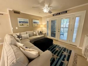 - un salon avec un canapé blanc et un ventilateur de plafond dans l'établissement 21C Richmond Park villa, à Myrtle Beach