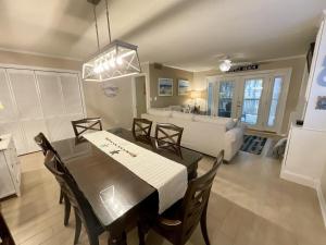 ein Esszimmer und ein Wohnzimmer mit einem Tisch und Stühlen in der Unterkunft 21C Richmond Park villa in Myrtle Beach