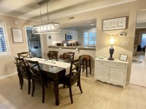 ein Esszimmer und eine Küche mit einem Tisch und Stühlen in der Unterkunft 21C Richmond Park villa in Myrtle Beach