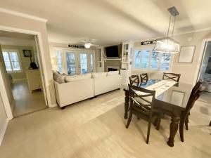 ein Wohnzimmer mit einem Tisch und einem Sofa in der Unterkunft 21C Richmond Park villa in Myrtle Beach
