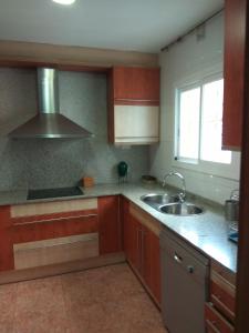 A kitchen or kitchenette at Un lujazo de piso en el centro de Calafell
