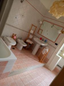 ナポリにあるCaraFe'&CaraSpe'のバスルーム(トイレ2つ、シンク付)のオーバーヘッドビュー