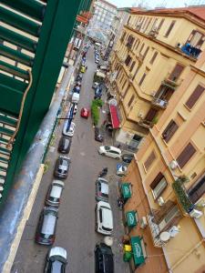 ナポリにあるCaraFe'&CaraSpe'の車の駐車した街並み