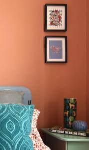 una stanza con due immagini sul muro e una sedia di Vibrant City Cottage in Camberwell a Londra