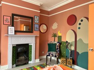 un soggiorno con camino e specchio di Vibrant City Cottage in Camberwell a Londra