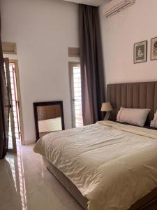 een slaapkamer met een groot bed in een kamer bij Appartement Élégant in Marrakesh