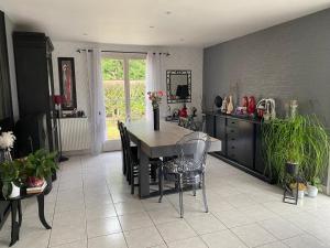 Kuchyň nebo kuchyňský kout v ubytování Maison plein pied proche circuit 24h et PEC