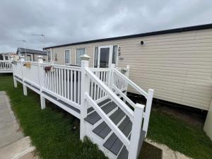 a white staircase leading up to a mobile home at Heron 41, Scratby - California Cliffs, Parkdean, sleeps 6, pet friendly, bed linen and towels included - close to the beach in Scratby