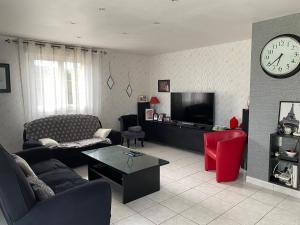 TV a/nebo společenská místnost v ubytování Maison plein pied proche circuit 24h et PEC