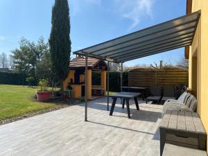 Balkón nebo terasa v ubytování Maison plein pied proche circuit 24h et PEC