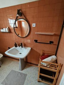 een badkamer met een wastafel en een spiegel bij Great apartment in Figueira da Foz