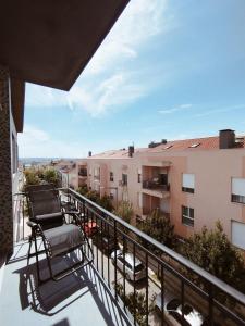 een balkon met stoelen en uitzicht op sommige gebouwen bij Great apartment in Figueira da Foz