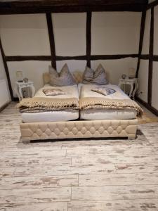 Ένα ή περισσότερα κρεβάτια σε δωμάτιο στο Ferienhaus Eifelglühen