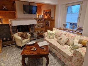 a living room with a couch and a fireplace at Ferienhaus Eifelglühen in Monschau