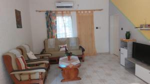 a living room with chairs and a coffee table at Château angele W&B in Lomé