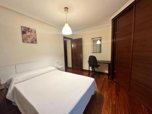 Un pat sau paturi într-o cameră la Apartamento en Torrecedeira 3 dormitorios