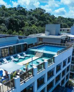 uma vista panorâmica de um edifício com piscina em Hotel Cabo Branco Atlântico em João Pessoa