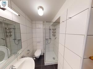 Apartmant Alpin - Top 1 by Four Seasons Apartments في كابرون: حمام مع دش ومغسلة ومرحاض