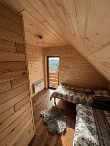 Zimmer mit 2 Betten in einer Holzhütte in der Unterkunft Domek Widokowy Tyniok in Koniaków