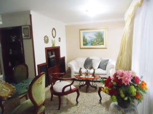 een woonkamer met een bank en een tafel bij Roberto Carlos in Valledupar