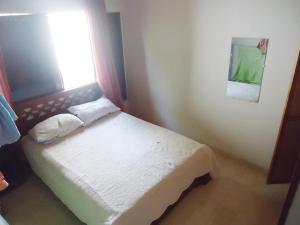 een klein bed in een kamer met een raam bij Roberto Carlos in Valledupar