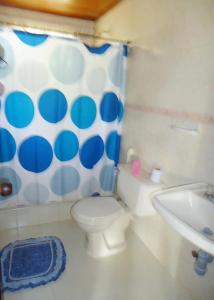 een badkamer met een toilet en een wastafel bij Roberto Carlos in Valledupar