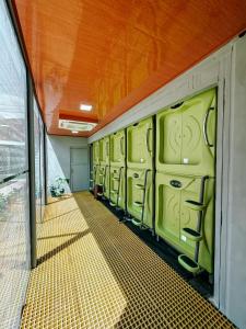Pupa House في تاماريندو: سيارة قطار بأبواب خضراء بجانبها