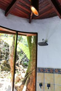 baño con ventana grande y techo en Encanta La Vida, en Cabo Matapalo